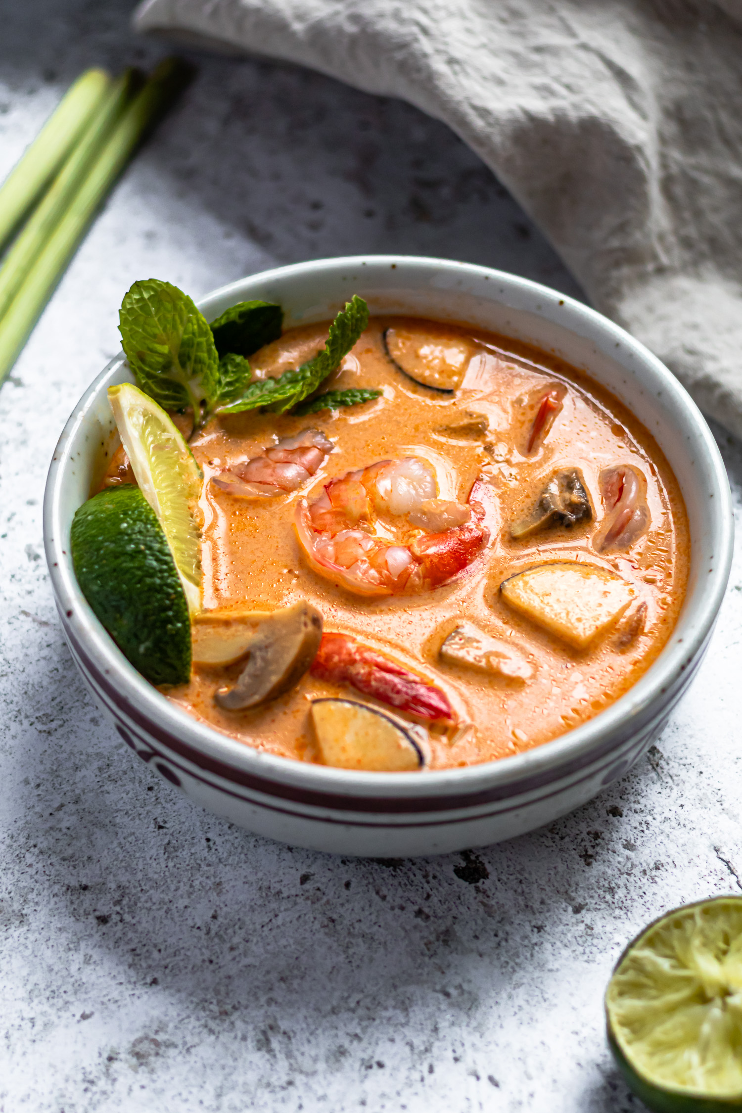Суп том янг. Тайский суп том ям. Суп том ям кунг.